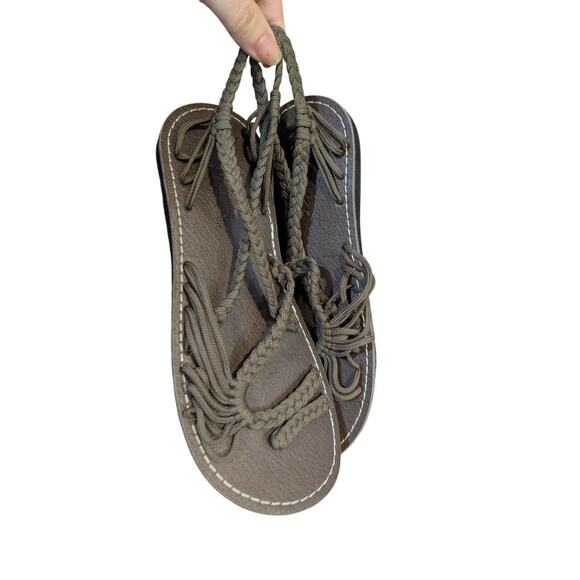 New Plaka. Palm Leaf Flat Women's Sandals Size 7 - Picture 1 of 5